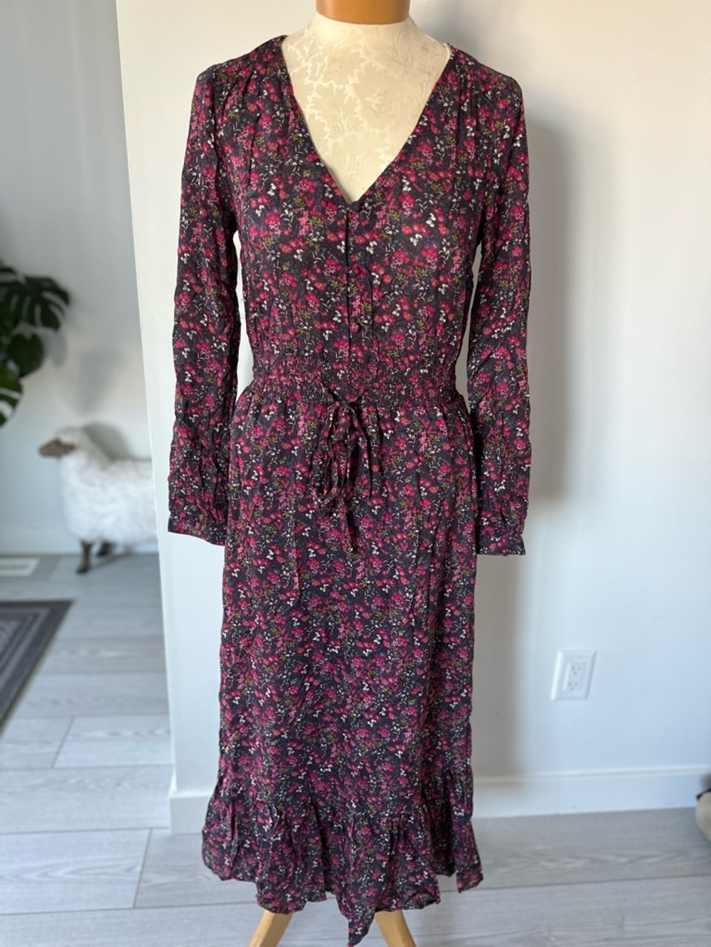 Floral V-Neck Long Sleeve Midi Dress in Dark Floral Small